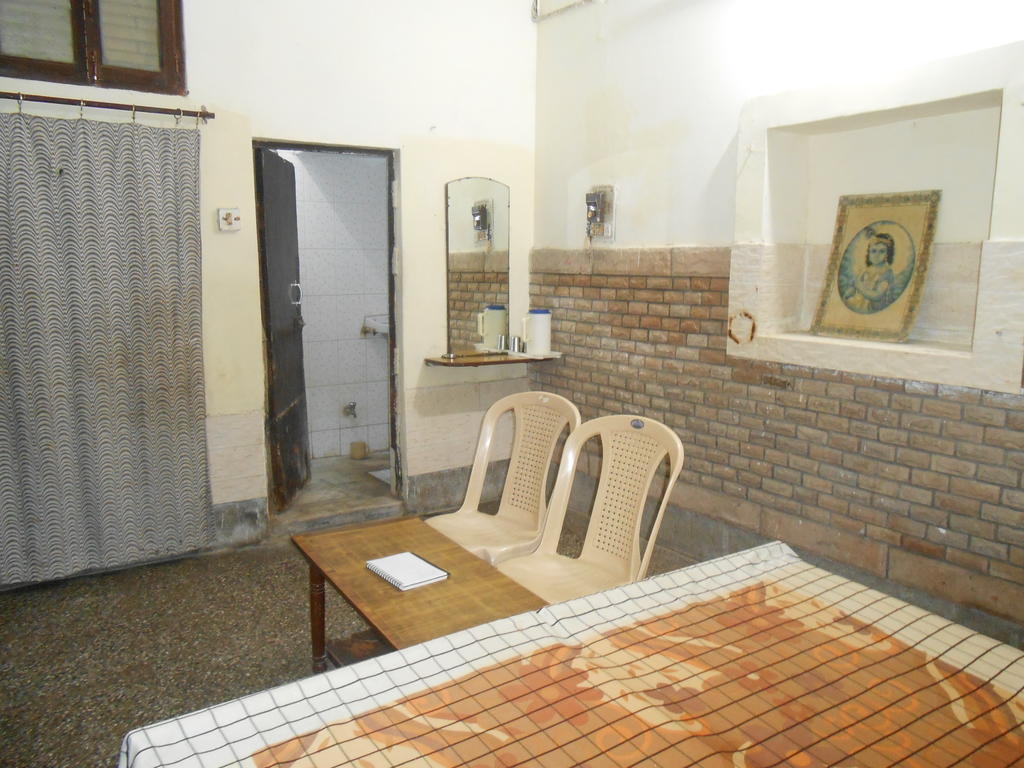 Gaurav Guest House Mathura Exterior photo